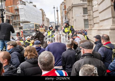 Des violences éclatent lors d'une parade de la St Georges dans le centre de Londres. Les fans de football et les Patriots descendent dans le centre de Londres pour célébrer la St Georges Day. Banque D'Images