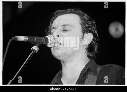 MANIC STREET PREACHERS, POST-RICHEY COMEBACK GIG, 1996 : James Dean Bradfield du groupe gallois Manic Street Preachers joue en soutien à Oasis au Cardiff International Arena, pays de Galles, Royaume-Uni le 19 mars 1996. Photo : Rob Watkins. INFO : ce concert était le groupe gallois Manic Street Preachers de retour en tournée en soutien à Oasis après la disparition un an plus tôt de leur parolier Richey Edwards. Ils dévoilent des chansons comme Design for Life de leur album emblématique Everything must Go lors de cette tournée. Banque D'Images