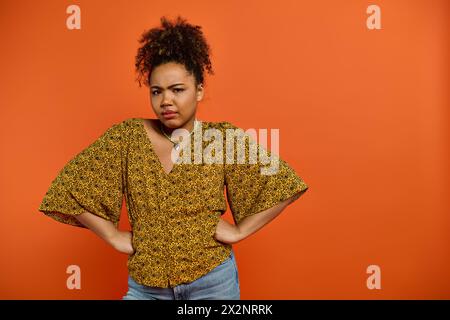 Femme afro-américaine élégante avec les mains sur les hanches Banque D'Images