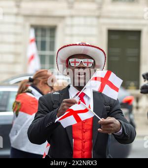 Londres, royaume-uni, 23 avril 2024 la manifestation de droite lors de la marche de la Saint-Georges a paralysé Londres cet après-midi alors que les manifestants Whitehall est bloqué dans les deux sens par une foule énorme tenant des drapeaux anglais cet après-midi crédit : Richard Lincoln/Alamy Live News Banque D'Images