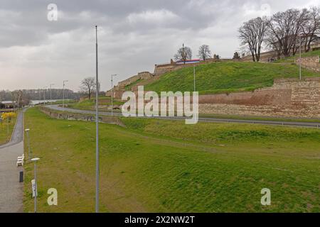 Belgrade, Serbie - 11 mars 2024 : site touristique historique du parc de la forteresse de Kalemegdan à Green Autumn. Banque D'Images