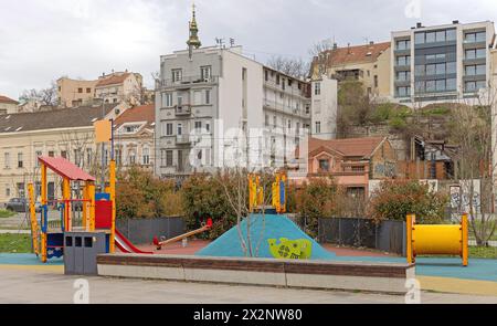 Belgrade, Serbie - 11 mars 2024 : Promaja Colorful Playground for Kids au jour d'automne de la vieille ville de la côte de la Save. Banque D'Images