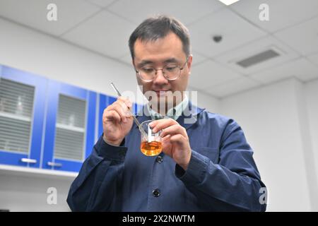 (240423) -- TIANJIN, 23 avril 2024 (Xinhua) -- Gao Xuemiao prépare un agent pour une expérience au laboratoire de la bibliothèque de Tianjin dans la municipalité de Tianjin, au nord de la Chine, 22 avril 2024. La bibliothèque de Tianjin abrite une collection de 590 000 livres anciens et a mené des travaux de restauration de livres anciens pendant plus de 70 ans. Gao Xuemiao, 38 ans, dirige l’équipe de restauration de la bibliothèque. Il est le premier expert en restauration ayant une formation en chimie depuis la création du département en 1978. De nos jours, la restauration de livres anciens est de plus en plus considérée comme un processus interdisciplinaire. L'incorpora Banque D'Images