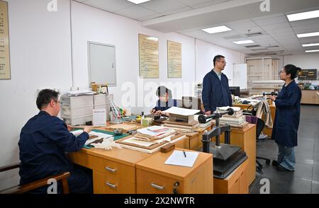 (240423) -- TIANJIN, 23 avril 2024 (Xinhua) -- cette photo prise le 22 avril 2024 montre une vue du département de restauration de livres anciens à la bibliothèque de Tianjin dans la municipalité de Tianjin, au nord de la Chine. La bibliothèque de Tianjin abrite une collection de 590 000 livres anciens et a mené des travaux de restauration de livres anciens pendant plus de 70 ans. Gao Xuemiao, 38 ans, dirige l’équipe de restauration de la bibliothèque. Il est le premier expert en restauration ayant une formation en chimie depuis la création du département en 1978. De nos jours, la restauration de livres anciens est de plus en plus considérée comme un processus interdisciplinaire Banque D'Images