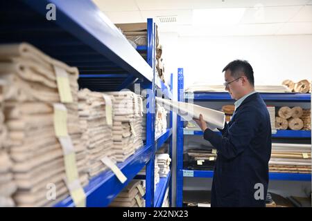 (240423) -- TIANJIN, 23 avril 2024 (Xinhua) -- Gao Xuemiao choisit du papier pour la restauration de livres anciens à la bibliothèque de Tianjin dans la municipalité de Tianjin, dans le nord de la Chine, 22 avril 2024. La bibliothèque de Tianjin abrite une collection de 590 000 livres anciens et a mené des travaux de restauration de livres anciens pendant plus de 70 ans. Gao Xuemiao, 38 ans, dirige l’équipe de restauration de la bibliothèque. Il est le premier expert en restauration ayant une formation en chimie depuis la création du département en 1978. De nos jours, la restauration de livres anciens est de plus en plus considérée comme un processus interdisciplinaire. L'inco Banque D'Images