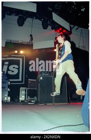 MANIC STREET PREACHERS, POST-RICHEY COMEBACK GIG, 1996 : Nicky Wire du groupe gallois Manic Street Preachers joue en soutien à Oasis au Cardiff International Arena, pays de Galles, Royaume-Uni le 19 mars 1996. Photo : Rob Watkins. INFO : ce concert était le groupe gallois Manic Street Preachers de retour en tournée en soutien à Oasis après la disparition un an plus tôt de leur parolier Richey Edwards. Ils dévoilent des chansons comme Design for Life de leur album emblématique Everything must Go lors de cette tournée. Banque D'Images