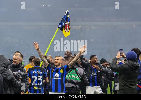 Milan, Italie. 22 avril 2024. Federico Dimarco du FC Internazionale célèbre et Marcus Thuram du FC Internazionale expose son maillot de match sur un drapeau d'angle de la marque AC Milan alors qu'il célèbre le 20e Scudetto du club avec ses coéquipiers lors du match de football de Serie A 2023/24 entre l'AC Milan et le FC Internazionale au stade San Siro, Milan. Italie le 22 avril 2024 crédit : Agence photo indépendante/Alamy Live News Banque D'Images