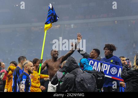 Milan, Italie. 22 avril 2024. Marcus Thuram du FC Internazionale expose son maillot de match sur un drapeau d'angle de la marque AC Milan alors qu'il célèbre le 20e Scudetto du club avec ses coéquipiers lors du match de Serie A 2023/24 entre l'AC Milan et le FC Internazionale au stade San Siro, Milan, Italie, le 22 avril 2024 crédit: Agence photo indépendante/Alamy Live News Banque D'Images