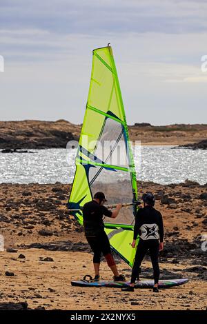 Planche à voile, El Cotillo, Fuerteventura, Îles Canaries, Espagne, Europe. Prise en février 2024. cym Banque D'Images