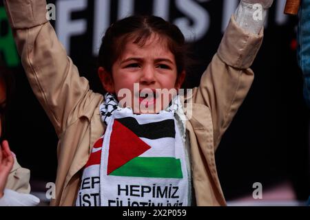 Istanbul, Istanbul, Turquie. 23 avril 2024. Des enfants turcs et arabes manifestent devant l'ambassade d'Israël à Istanbul, pour exiger la fin de la guerre et le meurtre d'enfants à Gaza à l'occasion de la Journée de l'enfance en Turquie. Le 23 avril est célébré comme la Journée de la souveraineté nationale et de l'enfance en Turquie, soulignant l'importance des enfants et de leurs droits dans le pays. (Crédit image : © Shady Alassar/ZUMA Press Wire) USAGE ÉDITORIAL SEULEMENT! Non destiné à UN USAGE commercial ! Banque D'Images
