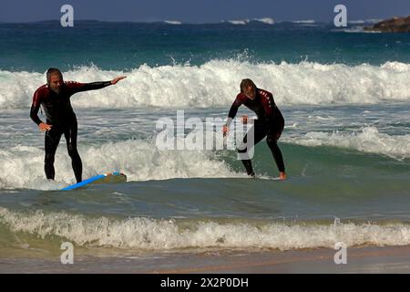 Surf à El Cotillo, Fuerteventura, îles Canaries, Espagne, Europe. Prise en février 2024 Banque D'Images