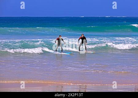 Surf à El Cotillo, Fuerteventura, îles Canaries, Espagne, Europe. Prise en février 2024 Banque D'Images