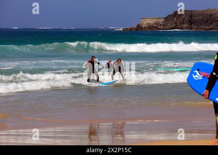 Surf à El Cotillo, Fuerteventura, îles Canaries, Espagne, Europe. Prise en février 2024 Banque D'Images