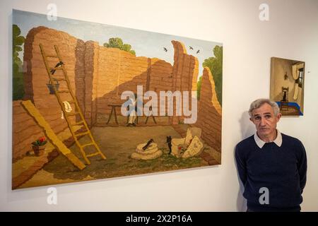 [SOUS EMBARGO JUSQU'AU 00,01 24 AVRIL 2024] LONDRES, ROYAUME-UNI. 23 avril 2024. L’artiste catalan Ramiro Fernandez Saus avec « The Archaeologist », 2024, en avant-première de « The Lightness of the Days », sa nouvelle exposition à long & Ryle à Pimlico. L'exposition se déroule du 25 avril au 28 juin 2024. Credit : Stephen Chung / Alamy Live News Banque D'Images