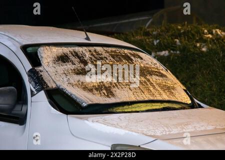 240423Frostnacht News ID : en 2024-04-23 Nach dem Schnee kommt der Frost bis zu MINUS 9 Grad in Marienberg-Kühnhaide Marienberg-Künhaide. Der Kälteinbruch Hat Deutschland weiterhin fest im Griff. Nach den ergiebigen Schneefällen in den Mittelgebirgen, kommt nun der Frost. In der Nacht zum Dienstag klarte der Himmel überall im Erzgebirge auf. Rasch sanken die Temperaturen in den Frostbereich. Verbreitet wurden gegen Mitternacht, Werte zwischen moins 3 und moins 5 Grad gemessen. Marienberg-Kühnhaide sackte das Thermometer noch weiter ab. Bis zu MINUS 9 Grad wurden hier UM 0 Uhr gemessen. Pfüt Banque D'Images