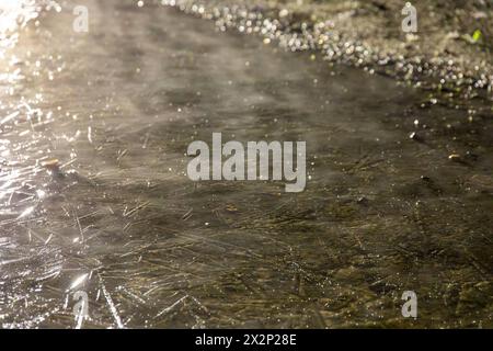 240423Frostnacht News ID : en 2024-04-23 Nach dem Schnee kommt der Frost bis zu MINUS 9 Grad in Marienberg-Kühnhaide Marienberg-Künhaide. Der Kälteinbruch Hat Deutschland weiterhin fest im Griff. Nach den ergiebigen Schneefällen in den Mittelgebirgen, kommt nun der Frost. In der Nacht zum Dienstag klarte der Himmel überall im Erzgebirge auf. Rasch sanken die Temperaturen in den Frostbereich. Verbreitet wurden gegen Mitternacht, Werte zwischen moins 3 und moins 5 Grad gemessen. Marienberg-Kühnhaide sackte das Thermometer noch weiter ab. Bis zu MINUS 9 Grad wurden hier UM 0 Uhr gemessen. Pfüt Banque D'Images