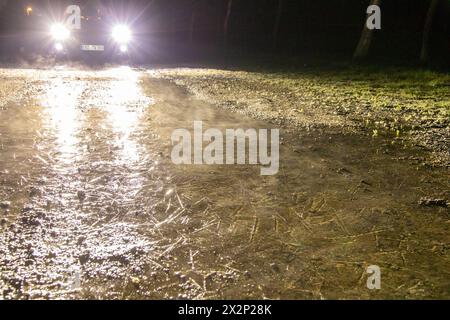 240423Frostnacht News ID : en 2024-04-23 Nach dem Schnee kommt der Frost bis zu MINUS 9 Grad in Marienberg-Kühnhaide Marienberg-Künhaide. Der Kälteinbruch Hat Deutschland weiterhin fest im Griff. Nach den ergiebigen Schneefällen in den Mittelgebirgen, kommt nun der Frost. In der Nacht zum Dienstag klarte der Himmel überall im Erzgebirge auf. Rasch sanken die Temperaturen in den Frostbereich. Verbreitet wurden gegen Mitternacht, Werte zwischen moins 3 und moins 5 Grad gemessen. Marienberg-Kühnhaide sackte das Thermometer noch weiter ab. Bis zu MINUS 9 Grad wurden hier UM 0 Uhr gemessen. Pfüt Banque D'Images