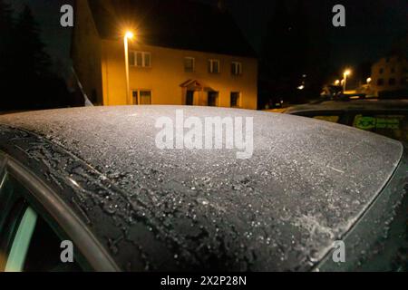 240423Frostnacht News ID : en 2024-04-23 Nach dem Schnee kommt der Frost bis zu MINUS 9 Grad in Marienberg-Kühnhaide Marienberg-Künhaide. Der Kälteinbruch Hat Deutschland weiterhin fest im Griff. Nach den ergiebigen Schneefällen in den Mittelgebirgen, kommt nun der Frost. In der Nacht zum Dienstag klarte der Himmel überall im Erzgebirge auf. Rasch sanken die Temperaturen in den Frostbereich. Verbreitet wurden gegen Mitternacht, Werte zwischen moins 3 und moins 5 Grad gemessen. Marienberg-Kühnhaide sackte das Thermometer noch weiter ab. Bis zu MINUS 9 Grad wurden hier UM 0 Uhr gemessen. Pfüt Banque D'Images