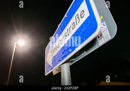 240423Frostnacht News ID : en 2024-04-23 Nach dem Schnee kommt der Frost bis zu MINUS 9 Grad in Marienberg-Kühnhaide Marienberg-Künhaide. Der Kälteinbruch Hat Deutschland weiterhin fest im Griff. Nach den ergiebigen Schneefällen in den Mittelgebirgen, kommt nun der Frost. In der Nacht zum Dienstag klarte der Himmel überall im Erzgebirge auf. Rasch sanken die Temperaturen in den Frostbereich. Verbreitet wurden gegen Mitternacht, Werte zwischen moins 3 und moins 5 Grad gemessen. Marienberg-Kühnhaide sackte das Thermometer noch weiter ab. Bis zu MINUS 9 Grad wurden hier UM 0 Uhr gemessen. Pfüt Banque D'Images