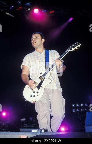 MANIC STREET PREACHERS, JAMES DEAN BRADFIELD, HEADLINE READING FESTIVAL, 1997 : James Dean Bradfield du groupe gallois Manic Street Preachers en tête d'affiche sur la scène principale au Reading Festival, Reading, Angleterre, le 23 août 1997. INFO : Manic Street Preachers, un groupe de rock gallois formé en 1986, a émergé comme des icônes de la scène musicale britannique des années 90. Connus pour leurs paroles politiquement chargées et leurs mélodies anthémiques, des tubes comme 'A Design for Life' ont consolidé leur statut de figures légendaires du rock alternatif. Banque D'Images