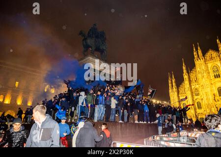 Les supporters du FC Internazionale célèbrent la victoire du championnat - le Scudetto - à Piazza Duomo, Milan, Italie, le 22 avril 2024. La victoire intervient après le derby contre l'AC Milan remporté par le FC Internazionale 2-1 Banque D'Images