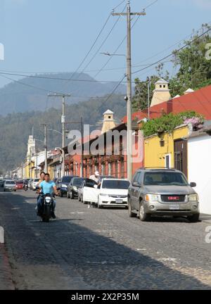 Antigua, ancienne capitale du Guatemala. Scène de rue, l'un d'une série.bâtiments colorés de l'Amérique centrale. Rue latérale pavée montrant des câbles aériens. Banque D'Images