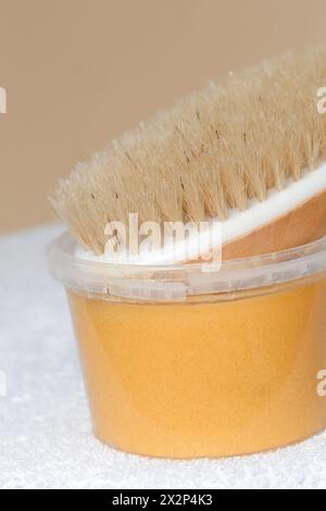 Brosse pour le corps en bois à peau sèche pour massage anti-cellulite et drainage lymphatique Banque D'Images