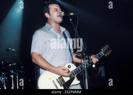 MANIC STREET PREACHERS, JAMES DEAN BRADFIELD, CONCERT, 1998 : James Dean Bradfield du groupe gallois Manic Street Preachers jouant à Afan Lido, Port Talbot, pays de Galles, Royaume-Uni le 20 septembre 1998. Le groupe tourne avec leur 5e album This Is My Truth Tell me Yours. Photo : Rob Watkins. INFO : Manic Street Preachers, un groupe de rock gallois formé en 1986, a émergé comme des icônes de la scène musicale britannique des années 90. Connus pour leurs paroles politiquement chargées et leurs mélodies anthémiques, des tubes comme 'A Design for Life' ont consolidé leur statut de figures légendaires du rock alternatif. Banque D'Images