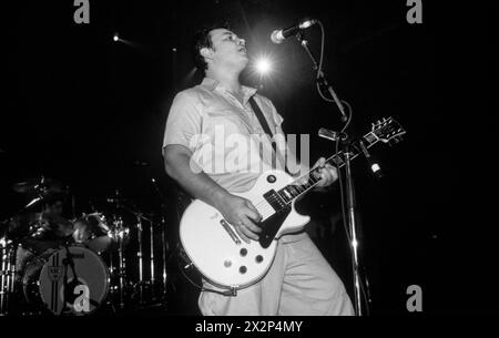 MANIC STREET PREACHERS, JAMES DEAN BRADFIELD, CONCERT, 1998 : James Dean Bradfield du groupe gallois Manic Street Preachers jouant à Afan Lido, Port Talbot, pays de Galles, Royaume-Uni le 20 septembre 1998. Le groupe tourne avec leur 5e album This Is My Truth Tell me Yours. Photo : Rob Watkins. INFO : Manic Street Preachers, un groupe de rock gallois formé en 1986, a émergé comme des icônes de la scène musicale britannique des années 90. Connus pour leurs paroles politiquement chargées et leurs mélodies anthémiques, des tubes comme 'A Design for Life' ont consolidé leur statut de figures légendaires du rock alternatif. Banque D'Images