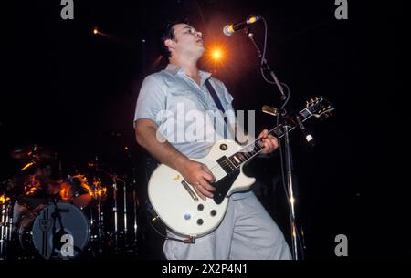 MANIC STREET PREACHERS, JAMES DEAN BRADFIELD, CONCERT, 1998 : James Dean Bradfield du groupe gallois Manic Street Preachers jouant à Afan Lido, Port Talbot, pays de Galles, Royaume-Uni le 20 septembre 1998. Le groupe tourne avec leur 5e album This Is My Truth Tell me Yours. Photo : Rob Watkins. INFO : Manic Street Preachers, un groupe de rock gallois formé en 1986, a émergé comme des icônes de la scène musicale britannique des années 90. Connus pour leurs paroles politiquement chargées et leurs mélodies anthémiques, des tubes comme 'A Design for Life' ont consolidé leur statut de figures légendaires du rock alternatif. Banque D'Images