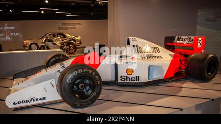 04/23/2024 Turin (Italie) Ayrton Senna's McLaren MP4/7 Honda (1992), vainqueur du GP de Hongrie, ​​exhibited au Mauto de Turin Banque D'Images