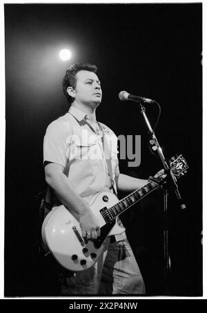 MANIC STREET PREACHERS, JAMES DEAN BRADFIELD, CONCERT, 1998 : James Dean Bradfield du groupe gallois Manic Street Preachers jouant à Afan Lido, Port Talbot, pays de Galles, Royaume-Uni le 20 septembre 1998. Le groupe tourne avec leur 5e album This Is My Truth Tell me Yours. Photo : Rob Watkins. INFO : Manic Street Preachers, un groupe de rock gallois formé en 1986, a émergé comme des icônes de la scène musicale britannique des années 90. Connus pour leurs paroles politiquement chargées et leurs mélodies anthémiques, des tubes comme 'A Design for Life' ont consolidé leur statut de figures légendaires du rock alternatif. Banque D'Images