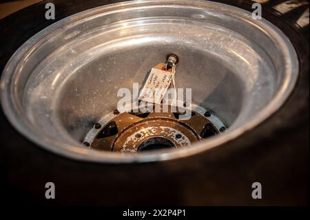 04/23/2024 Turin (Italie) pneu arrière Lotus, utilisé lors des essais à Estoril (1985) signé Ayrton Senna Banque D'Images