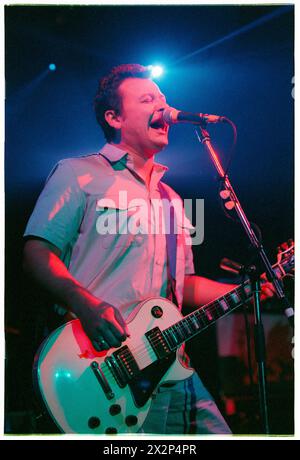 MANIC STREET PREACHERS, JAMES DEAN BRADFIELD, CONCERT, 1998 : James Dean Bradfield du groupe gallois Manic Street Preachers jouant à Afan Lido, Port Talbot, pays de Galles, Royaume-Uni le 20 septembre 1998. Le groupe tourne avec leur 5e album This Is My Truth Tell me Yours. Photo : Rob Watkins. INFO : Manic Street Preachers, un groupe de rock gallois formé en 1986, a émergé comme des icônes de la scène musicale britannique des années 90. Connus pour leurs paroles politiquement chargées et leurs mélodies anthémiques, des tubes comme 'A Design for Life' ont consolidé leur statut de figures légendaires du rock alternatif. Banque D'Images