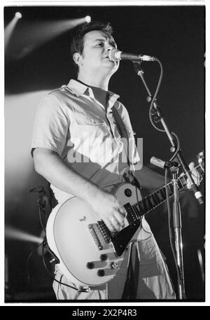 MANIC STREET PREACHERS, JAMES DEAN BRADFIELD, CONCERT, 1998 : James Dean Bradfield du groupe gallois Manic Street Preachers jouant à Afan Lido, Port Talbot, pays de Galles, Royaume-Uni le 20 septembre 1998. Le groupe tourne avec leur 5e album This Is My Truth Tell me Yours. Photo : Rob Watkins. INFO : Manic Street Preachers, un groupe de rock gallois formé en 1986, a émergé comme des icônes de la scène musicale britannique des années 90. Connus pour leurs paroles politiquement chargées et leurs mélodies anthémiques, des tubes comme 'A Design for Life' ont consolidé leur statut de figures légendaires du rock alternatif. Banque D'Images