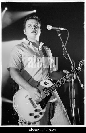 MANIC STREET PREACHERS, JAMES DEAN BRADFIELD, CONCERT, 1998 : James Dean Bradfield du groupe gallois Manic Street Preachers jouant à Afan Lido, Port Talbot, pays de Galles, Royaume-Uni le 20 septembre 1998. Le groupe tourne avec leur 5e album This Is My Truth Tell me Yours. Photo : Rob Watkins. INFO : Manic Street Preachers, un groupe de rock gallois formé en 1986, a émergé comme des icônes de la scène musicale britannique des années 90. Connus pour leurs paroles politiquement chargées et leurs mélodies anthémiques, des tubes comme 'A Design for Life' ont consolidé leur statut de figures légendaires du rock alternatif. Banque D'Images