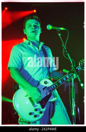 MANIC STREET PREACHERS, JAMES DEAN BRADFIELD, CONCERT, 1998 : James Dean Bradfield du groupe gallois Manic Street Preachers jouant à Afan Lido, Port Talbot, pays de Galles, Royaume-Uni le 20 septembre 1998. Le groupe tourne avec leur 5e album This Is My Truth Tell me Yours. Photo : Rob Watkins. INFO : Manic Street Preachers, un groupe de rock gallois formé en 1986, a émergé comme des icônes de la scène musicale britannique des années 90. Connus pour leurs paroles politiquement chargées et leurs mélodies anthémiques, des tubes comme 'A Design for Life' ont consolidé leur statut de figures légendaires du rock alternatif. Banque D'Images