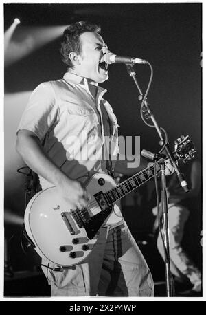 MANIC STREET PREACHERS, JAMES DEAN BRADFIELD, CONCERT, 1998 : James Dean Bradfield du groupe gallois Manic Street Preachers jouant à Afan Lido, Port Talbot, pays de Galles, Royaume-Uni le 20 septembre 1998. Le groupe tourne avec leur 5e album This Is My Truth Tell me Yours. Photo : Rob Watkins. INFO : Manic Street Preachers, un groupe de rock gallois formé en 1986, a émergé comme des icônes de la scène musicale britannique des années 90. Connus pour leurs paroles politiquement chargées et leurs mélodies anthémiques, des tubes comme 'A Design for Life' ont consolidé leur statut de figures légendaires du rock alternatif. Banque D'Images