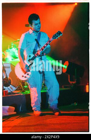 MANIC STREET PREACHERS, JAMES DEAN BRADFIELD, CONCERT, 1998 : James Dean Bradfield du groupe gallois Manic Street Preachers jouant à Afan Lido, Port Talbot, pays de Galles, Royaume-Uni le 20 septembre 1998. Le groupe tourne avec leur 5e album This Is My Truth Tell me Yours. Photo : Rob Watkins. INFO : Manic Street Preachers, un groupe de rock gallois formé en 1986, a émergé comme des icônes de la scène musicale britannique des années 90. Connus pour leurs paroles politiquement chargées et leurs mélodies anthémiques, des tubes comme 'A Design for Life' ont consolidé leur statut de figures légendaires du rock alternatif. Banque D'Images