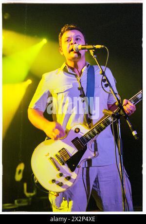 MANIC STREET PREACHERS, JAMES DEAN BRADFIELD, CONCERT, 1998 : James Dean Bradfield du groupe gallois Manic Street Preachers jouant à Afan Lido, Port Talbot, pays de Galles, Royaume-Uni le 20 septembre 1998. Le groupe tourne avec leur 5e album This Is My Truth Tell me Yours. Photo : Rob Watkins. INFO : Manic Street Preachers, un groupe de rock gallois formé en 1986, a émergé comme des icônes de la scène musicale britannique des années 90. Connus pour leurs paroles politiquement chargées et leurs mélodies anthémiques, des tubes comme 'A Design for Life' ont consolidé leur statut de figures légendaires du rock alternatif. Banque D'Images