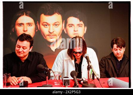 MANIC STREET PREACHERS, CONFÉRENCE DE PRESSE, 1999 : James Dean Bradfield, Nicky Wire et Sean Moore du groupe gallois Manic Street Preachers lors d'une conférence de presse au Millennium Stadium, Cardiff Wales, Royaume-Uni, le 1er novembre 1999. Le groupe fait la promotion de son concert de la nuit du millénaire devant plus de 57 000 fans lors de la Saint-Sylvestre 1999-2000, au Millennium Stadium de Cardiff, intitulé Leaving the 20th Century. Photo : Rob Watkins. INFO : Manic Street Preachers, un groupe de rock gallois formé en 1986, a émergé comme des icônes de la scène musicale britannique des années 90. Connu pour ses paroles politiquement chargées et ses mélodies anthémiques Banque D'Images