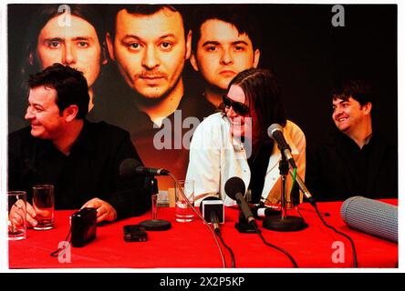 MANIC STREET PREACHERS, CONFÉRENCE DE PRESSE, 1999 : James Dean Bradfield, Nicky Wire et Sean Moore du groupe gallois Manic Street Preachers lors d'une conférence de presse au Millennium Stadium, Cardiff Wales, Royaume-Uni, le 1er novembre 1999. Le groupe fait la promotion de son concert de la nuit du millénaire devant plus de 57 000 fans lors de la Saint-Sylvestre 1999-2000, au Millennium Stadium de Cardiff, intitulé Leaving the 20th Century. Photo : Rob Watkins. INFO : Manic Street Preachers, un groupe de rock gallois formé en 1986, a émergé comme des icônes de la scène musicale britannique des années 90. Connu pour ses paroles politiquement chargées et ses mélodies anthémiques Banque D'Images