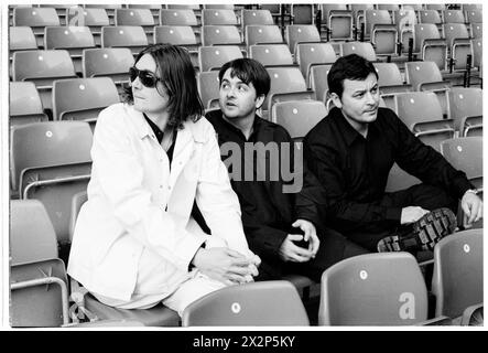 MANIC STREET PREACHERS, CONFÉRENCE DE PRESSE, 1999 : James Dean Bradfield, Nicky Wire et Sean Moore du groupe gallois Manic Street Preachers lors d'une conférence de presse au Millennium Stadium, Cardiff Wales, Royaume-Uni, le 1er novembre 1999. Le groupe fait la promotion de son concert de la nuit du millénaire devant plus de 57 000 fans lors de la Saint-Sylvestre 1999-2000, au Millennium Stadium de Cardiff, intitulé Leaving the 20th Century. Photo : Rob Watkins. INFO : Manic Street Preachers, un groupe de rock gallois formé en 1986, a émergé comme des icônes de la scène musicale britannique des années 90. Connu pour ses paroles politiquement chargées et ses mélodies anthémiques Banque D'Images