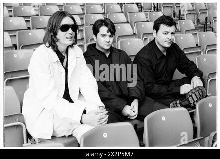 MANIC STREET PREACHERS, CONFÉRENCE DE PRESSE, 1999 : James Dean Bradfield, Nicky Wire et Sean Moore du groupe gallois Manic Street Preachers lors d'une conférence de presse au Millennium Stadium, Cardiff Wales, Royaume-Uni, le 1er novembre 1999. Le groupe fait la promotion de son concert de la nuit du millénaire devant plus de 57 000 fans lors de la Saint-Sylvestre 1999-2000, au Millennium Stadium de Cardiff, intitulé Leaving the 20th Century. Photo : Rob Watkins. INFO : Manic Street Preachers, un groupe de rock gallois formé en 1986, a émergé comme des icônes de la scène musicale britannique des années 90. Connu pour ses paroles politiquement chargées et ses mélodies anthémiques Banque D'Images