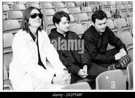 MANIC STREET PREACHERS, CONFÉRENCE DE PRESSE, 1999 : James Dean Bradfield, Nicky Wire et Sean Moore du groupe gallois Manic Street Preachers lors d'une conférence de presse au Millennium Stadium, Cardiff Wales, Royaume-Uni, le 1er novembre 1999. Le groupe fait la promotion de son concert de la nuit du millénaire devant plus de 57 000 fans lors de la Saint-Sylvestre 1999-2000, au Millennium Stadium de Cardiff, intitulé Leaving the 20th Century. Photo : Rob Watkins. INFO : Manic Street Preachers, un groupe de rock gallois formé en 1986, a émergé comme des icônes de la scène musicale britannique des années 90. Connu pour ses paroles politiquement chargées et ses mélodies anthémiques Banque D'Images