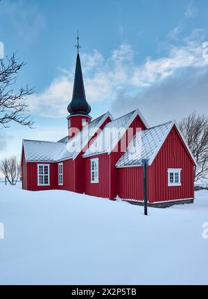 Église rouge en bois de Flakstad, Lofoten, Norvège, Europe Banque D'Images