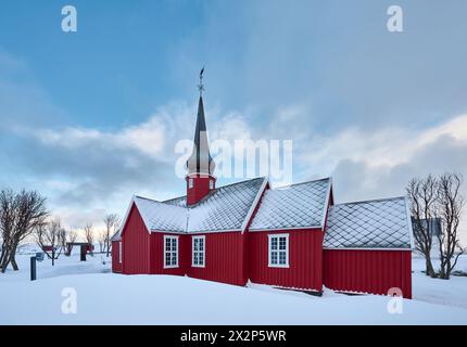 Église rouge en bois de Flakstad, Lofoten, Norvège, Europe Banque D'Images