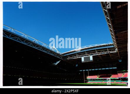 MILLENNIUM STADIUM, CARDIFF, 1999 : an Empty Millennium Stadium - alias Arms Park ou Principality Stadium - avec son toit ouvert au début de sa vie opérationnelle à Cardiff Wales, Royaume-Uni le 1er novembre 1999. Photo : Rob Watkins. Banque D'Images