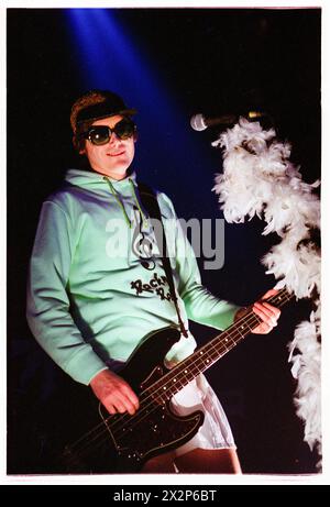 MANIC STREET PREACHERS, CONCERT D'AVANT-PREMIÈRE DE L'ALBUM, 2001 : Nicky Wire du groupe gallois Manic Street Preachers jouant à BBC Radio 1 Live, Coal Exchange, Cardiff, Royaume-Uni le 8 mars 2001. Le groupe a créé de nouvelles chansons de leur 6e album, Know Your Enemy. Photo : Rob Watkins. INFO : Manic Street Preachers, un groupe de rock gallois formé en 1986, a émergé comme des icônes de la scène musicale britannique des années 90. Connus pour leurs paroles politiquement chargées et leurs mélodies anthémiques, des tubes comme 'A Design for Life' ont consolidé leur statut de figures légendaires du rock alternatif. Banque D'Images