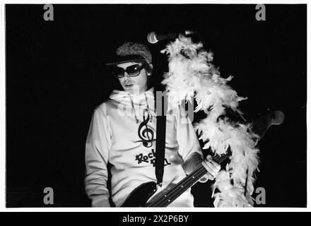 MANIC STREET PREACHERS, CONCERT D'AVANT-PREMIÈRE DE L'ALBUM, 2001 : Nicky Wire du groupe gallois Manic Street Preachers jouant à BBC Radio 1 Live, Coal Exchange, Cardiff, Royaume-Uni le 8 mars 2001. Le groupe a créé de nouvelles chansons de leur 6e album, Know Your Enemy. Photo : Rob Watkins. INFO : Manic Street Preachers, un groupe de rock gallois formé en 1986, a émergé comme des icônes de la scène musicale britannique des années 90. Connus pour leurs paroles politiquement chargées et leurs mélodies anthémiques, des tubes comme 'A Design for Life' ont consolidé leur statut de figures légendaires du rock alternatif. Banque D'Images